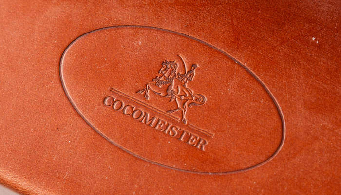 革に型押しされた「cocomeister」のロゴマーク