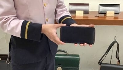 ココマイスタースタッフ愛用の財布紹介「マイスターコードバン・スカイスクレーパー（ブループラネット）」※写真あり