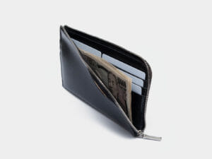 薄い長財布は軽量で薄く、機能性にも優れている